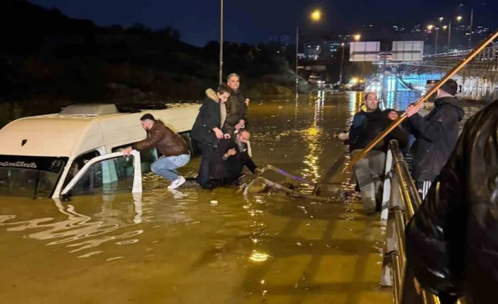 Kuşadası’nda Sel Felaketi: 20 Yolcu Minibüste Mahsur Kaldı! Can Pazarı