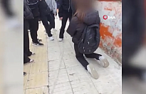 Okul Çıkışında Diz Çöktürüp Özür Dilettiler!