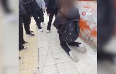 Okul Çıkışında Diz Çöktürüp Özür Dilettiler!