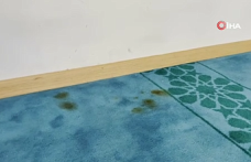 Camiye Çirkin Saldırı: Halılar Üzerinde Sigara Söndürdüler!