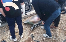 Kontrolden Çıkan Otomobil Kamyonun Altına Girdi