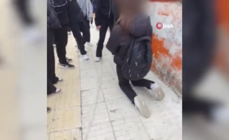 Okul Çıkışında Diz Çöktürüp Özür Dilettiler!