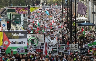 ​Londra'da Dev Filistin ve İran Yürüyüşü: 100 Bin Kişi İsrail ve Silah Satışını Protesto Etti