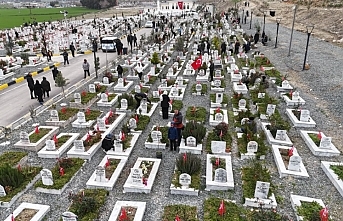 Deprem Mezarlığında Yürek Yakan Hikayeler