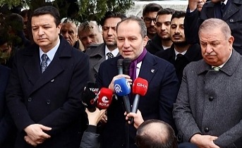 Fatih Erbakan ve Mahmut Arıkan Erbakan Hoca’nın Kabrini Ziyaret Etti