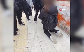 Okul Çıkışında Diz Çöktürüp Özür Dilettiler!