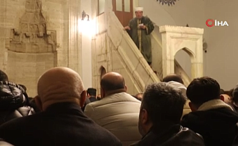 Sivas'ta Yağmura Rağmen Bayram Coşkusu: 4 Asırlık Kale Camii’nde Saf Tuttular