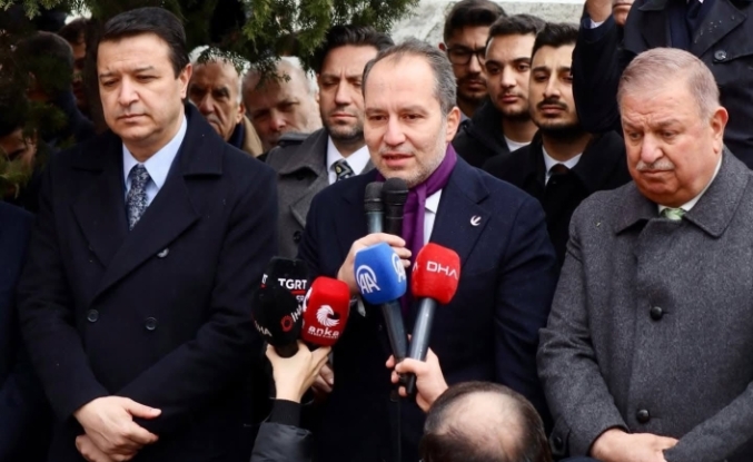 Fatih Erbakan ve Mahmut Arıkan Erbakan Hoca’nın Kabrini Ziyaret Etti