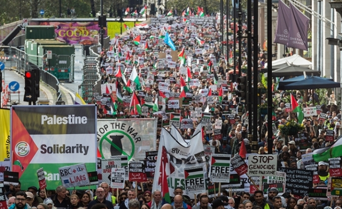 ​Londra'da Dev Filistin ve İran Yürüyüşü: 100 Bin Kişi İsrail ve Silah Satışını Protesto Etti