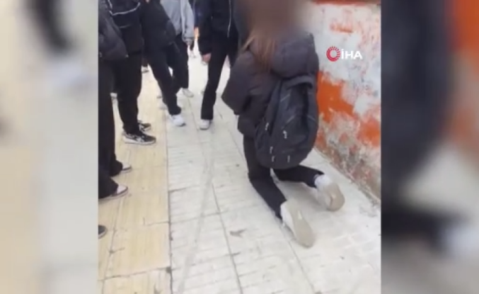 Okul Çıkışında Diz Çöktürüp Özür Dilettiler!