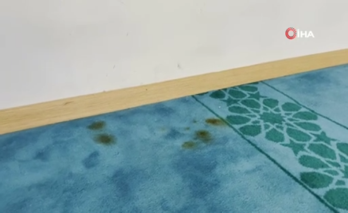 Camiye Çirkin Saldırı: Halılar Üzerinde Sigara Söndürdüler!