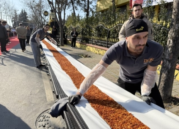 İstanbul’da Dünya Rekoru: 63 Metrelik Dev Lahmacun Guinness’e Girdi!