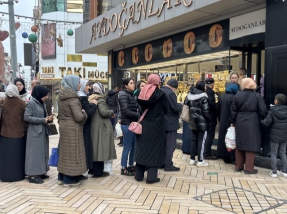 Pide Kuyruğu Değil, Altın Kuyruğu! Kocaeli’de Gram Altın İzdihamı