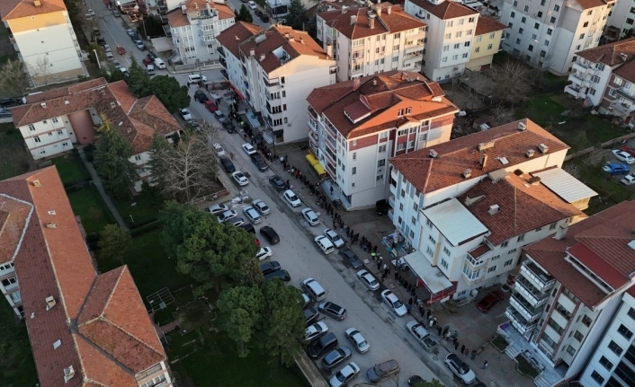 İftar Öncesi Sıcak Pide Kuyrukları Uzadı