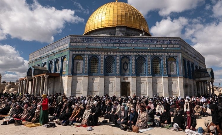 Mescid-i Aksa’da Ramazan Coşkusu: İsrail Engeline Rağmen 100 Bin Saf!