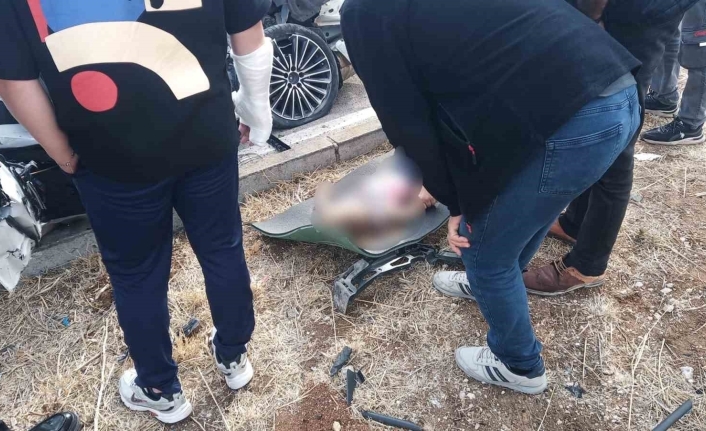 Kontrolden Çıkan Otomobil Kamyonun Altına Girdi