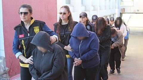 Adana Merkezli Dev Sigorta Dolandırıcılığı Operasyonu: 79 Şüpheli Adliyeye Sevk Edildi!