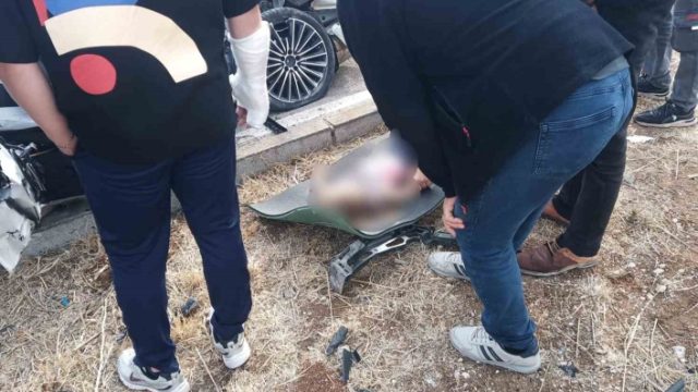 Kontrolden Çıkan Otomobil Kamyonun Altına Girdi