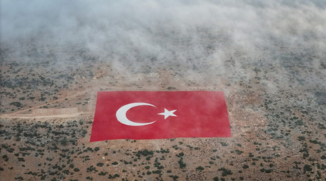 Sislerin Arasından Yükselen Milli Gurur: Mut'taki Dev Türk Bayrağı Büyüledi