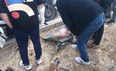 Kontrolden Çıkan Otomobil Kamyonun Altına Girdi